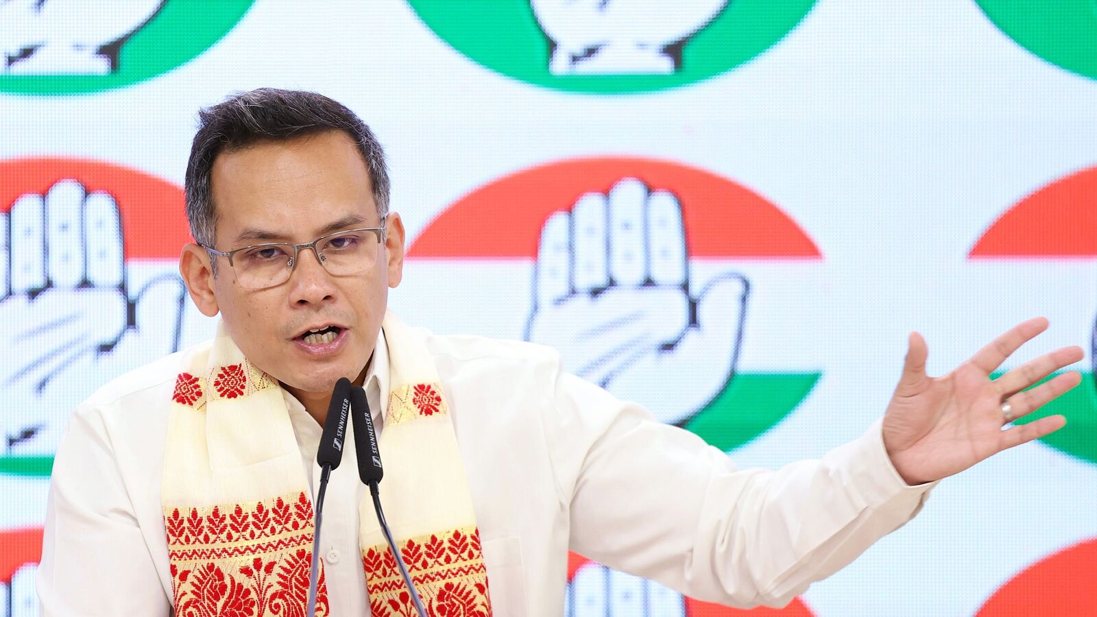 <p>"<strong>Gaurav Gogoi Condemns Himanta Biswa Sarma’s Arms Licence Decision: A Dangerous Leap Towards Lawlessness in Assam!</strong>"</p>