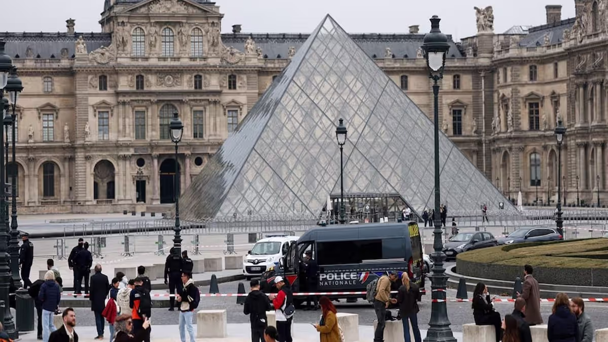 Louvre Museum Closes After Bold Daylight Jewelry Heist Shocks Visitors