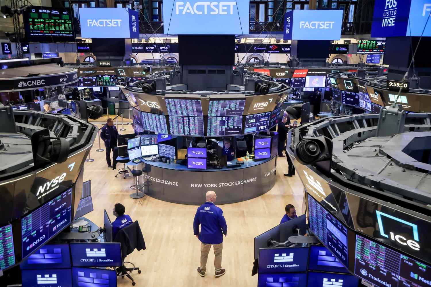 Market Turmoil: Stock Indexes Dive as Regional Banks Collapse; Gold Hits Record High and Bond Yields Tumble to Historic Lows!