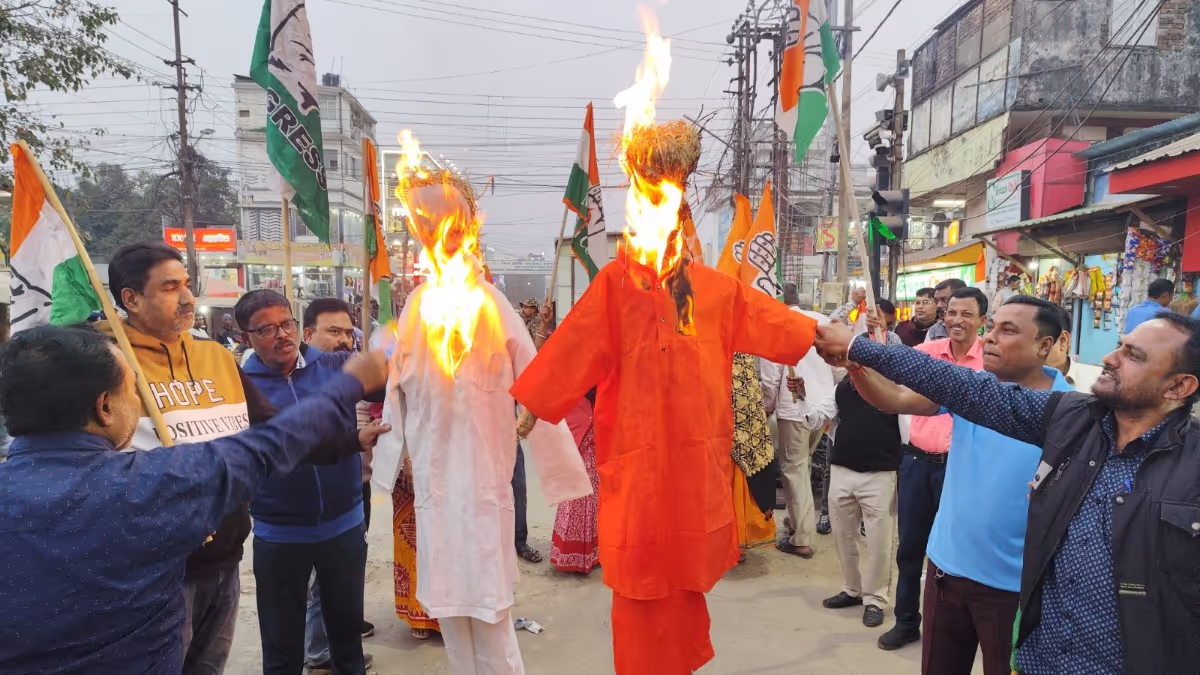 Tripura Congress Rages Against Shankaracharya Attack, burns Modi and Yogi Effigies