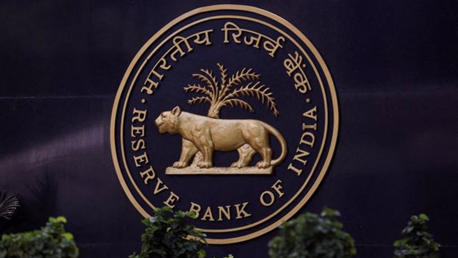 Urban Consumer Confidence Dips: Caution Sets In Amid Economic Uncertainty