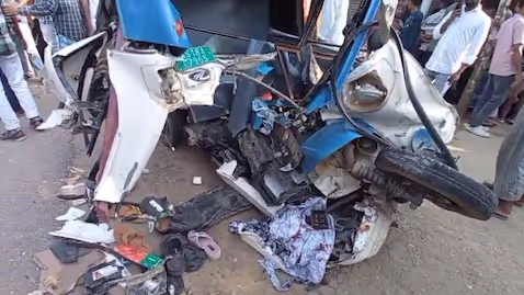 Fatal Excavator-E-rickshaw Crash in Assam Goalpara: 1 Dead, 4 Injured