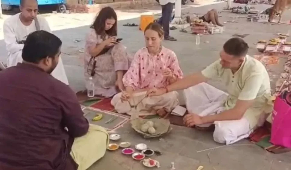 ৰুছ-ইউক্ৰেইন যুদ্ধত নিহত ৰাছিয়ান সৈনিকৰ আত্মাৰ শান্তিৰ বাবে গয়াত পৰিয়ালে পিণ্ডদান