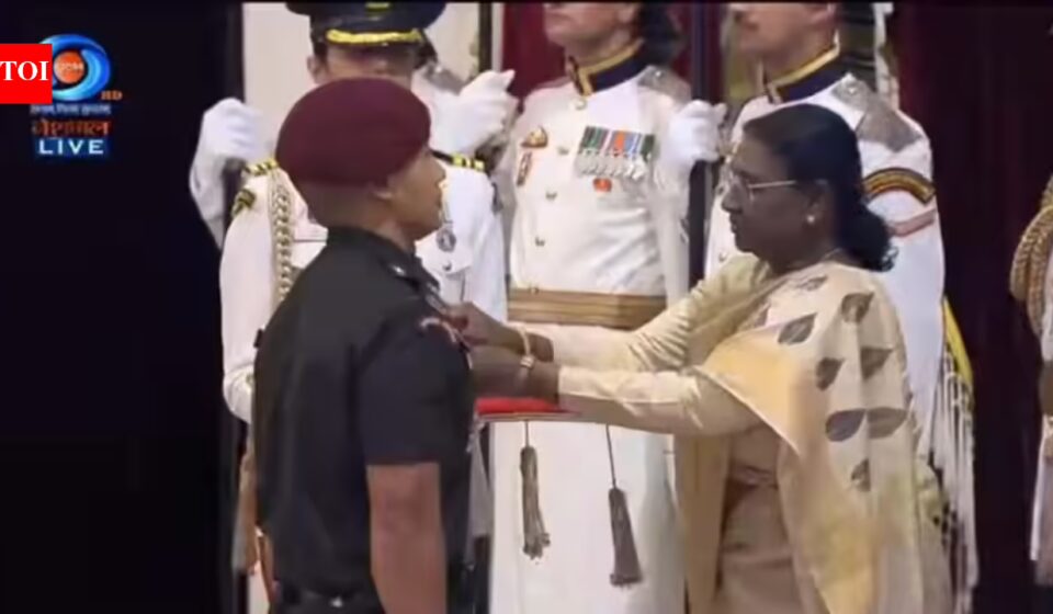 President Presents Kirti Chakra to Capt Sailo in Guwahati Tribute