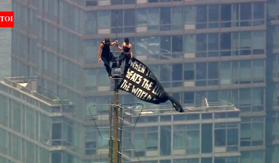 Daring Empire State Building Proposal: Couple Arrested — Video