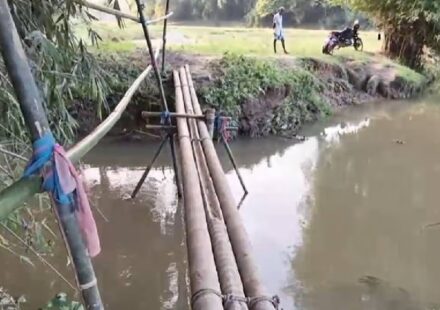 Kaliabor Bridge Woes: Shalkona-Bamuni Residents Use Risky Footbridge