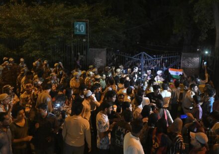 Jamia Students Scale Gates to Join Protest Amid Heavy Police Presence